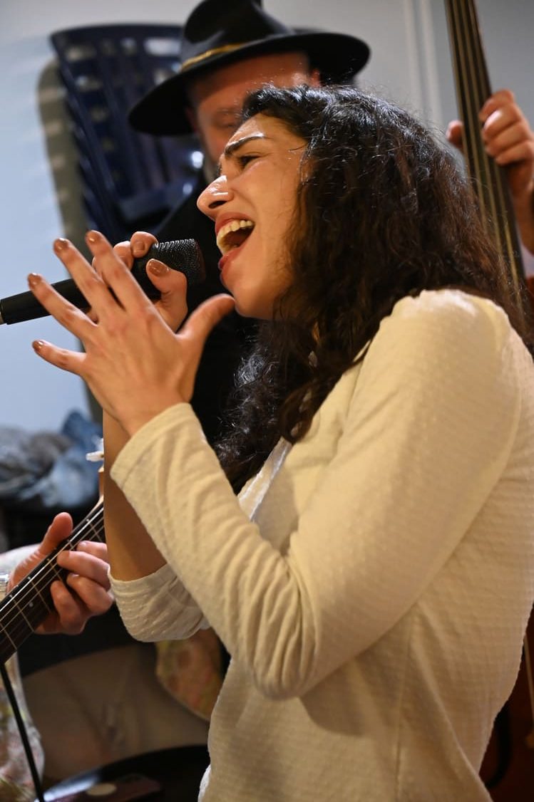 Majo, groupe de musique en solo, duo guitare voix ou trio acoustique avec contrebasse