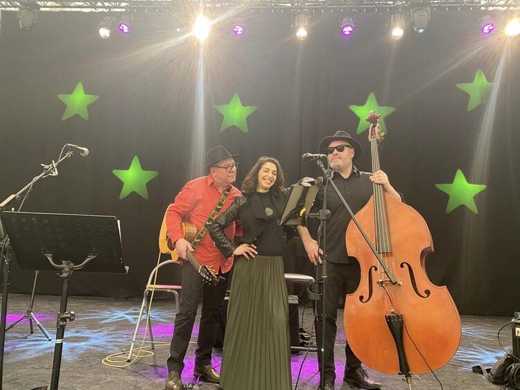 Majo, trio guitare-voix et contrebasse