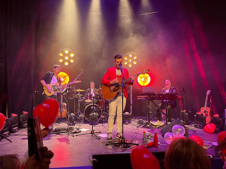 Roman Roses, artiste en prestation musicale