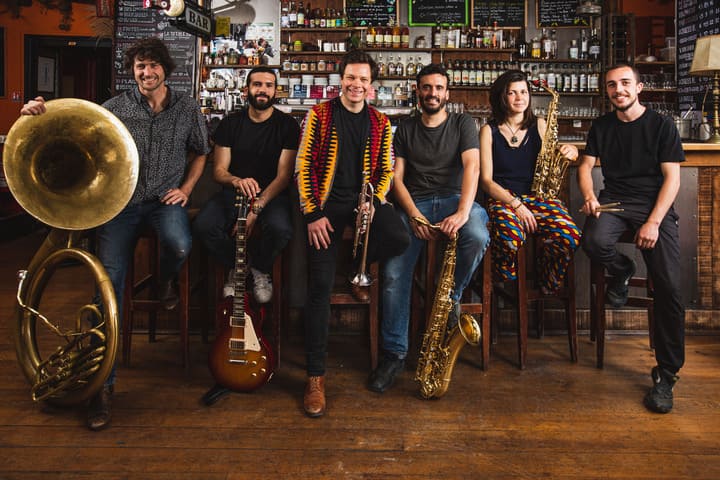 People Aki ! est un groupe 6 de musiciens qui nous plonge dans l'histoire de Ska, de ses racines jamaïcaines à son évolution en France.