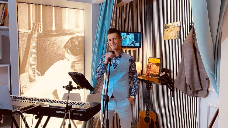 Roman Roses, chanteur de variétés