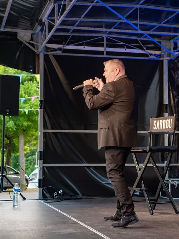 François Richard, chanteur du spectacle Merci Michel, concert hommage à Michel Sardou, sur scène