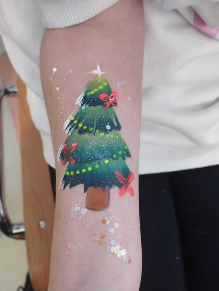 Maquillage sapin de Noël sur le bras