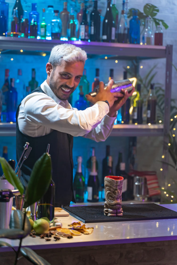 Barman jongleur lors d'un show de flair bartending