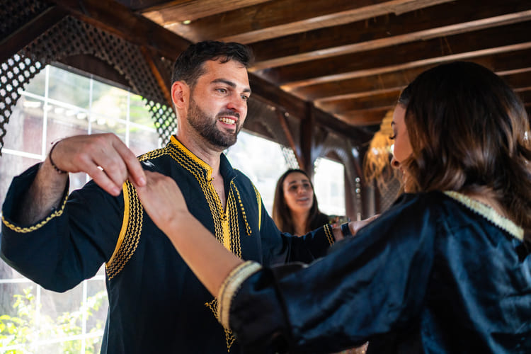 Couple multiethnique lors d'un mariage mixte franco-oriental