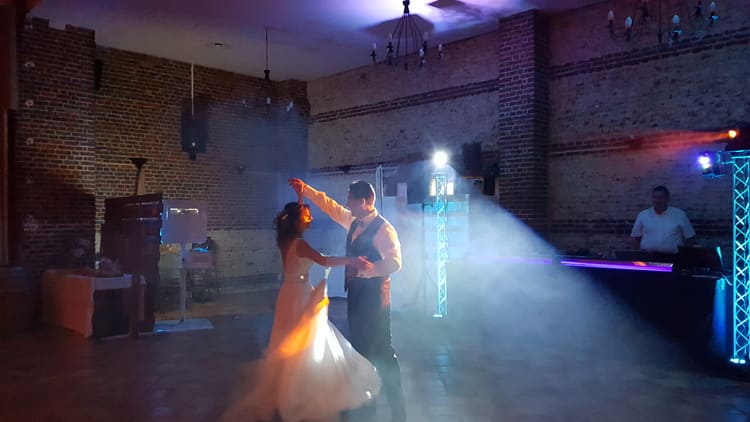 Danse des mariés lors d'un mariage mixte franco portugais