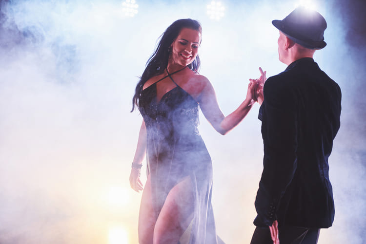 Spectacles de danse avec danseurs en pleine représentation