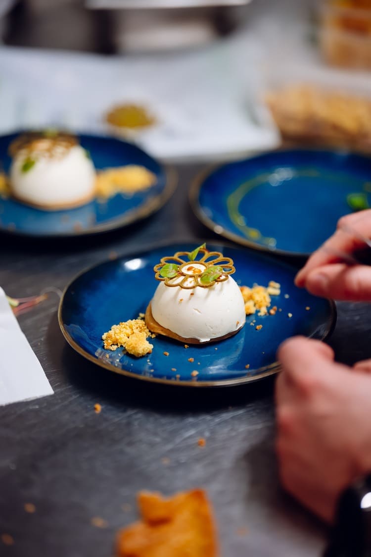 Décoration de dessert lors d'un atelier culinaire