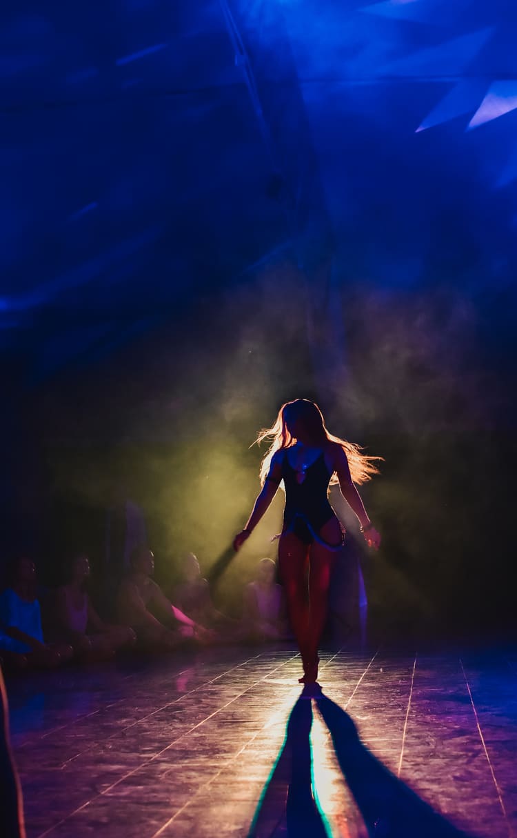 Danseuse dans la pénombre