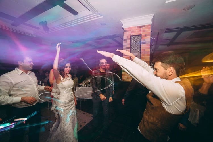 Piste de danse pleine lors d'un mariage franco portugais