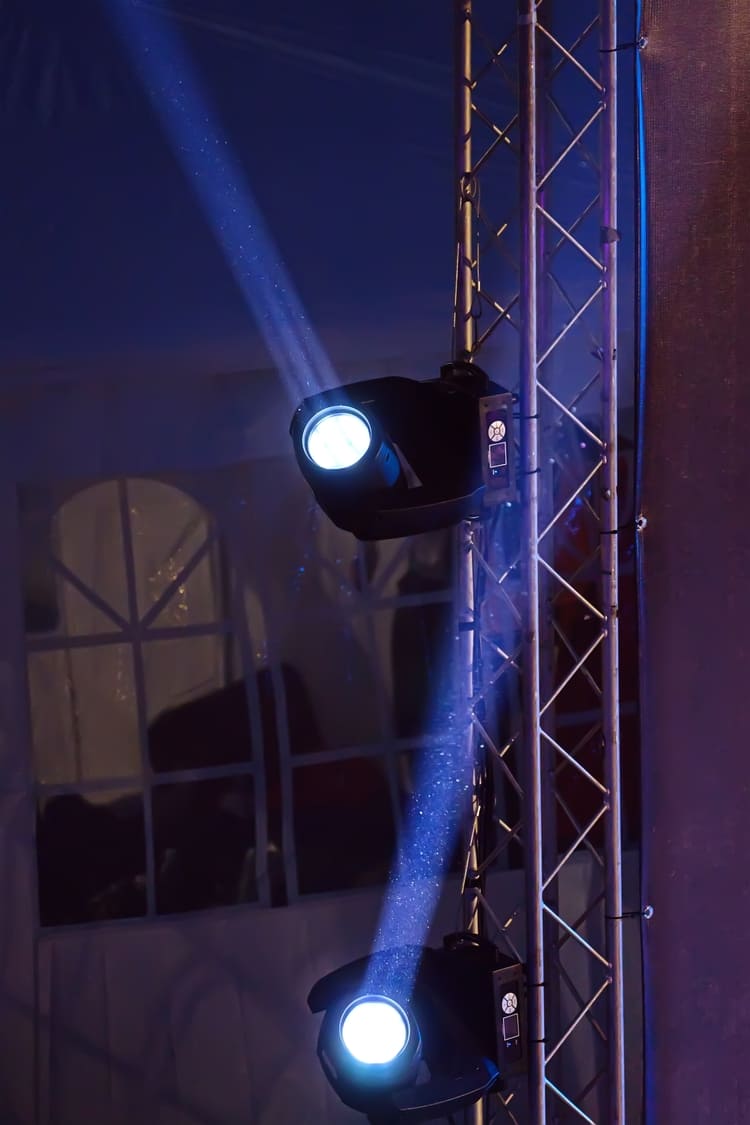 Matériel d'éclairage événementiel à base de projecteurs pour un spectacle lumineux