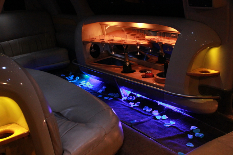 Intérieur d'une limousine avec chauffeur