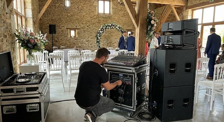 Installation d'un équipement sono lors d'un mariage