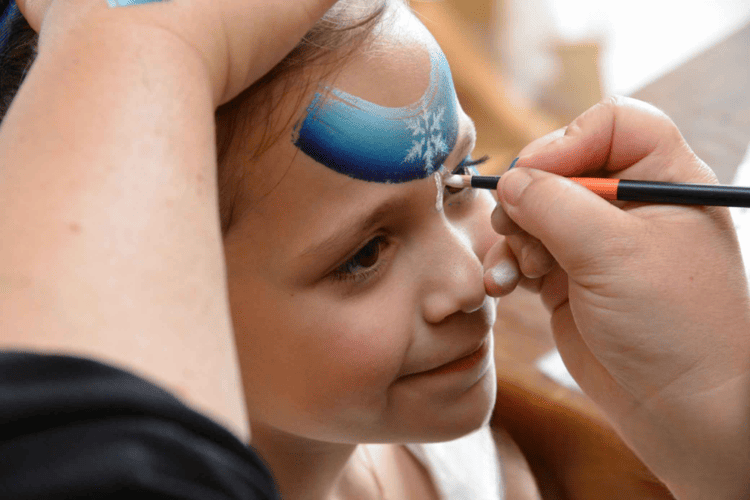 Animation maquillage lors d'un anniversaire enfant