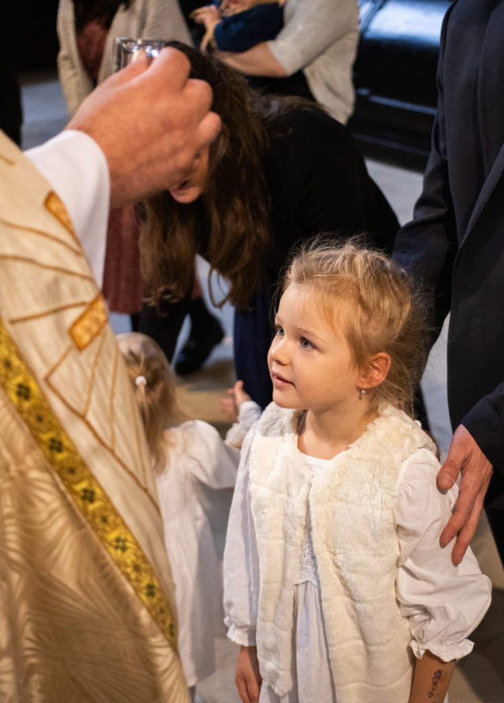 Baptême d'une petite fille à l'église