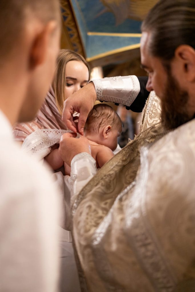Enfant lors de la cérémonie religieuse du baptême