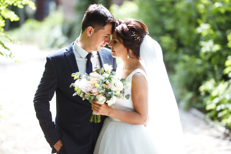 Couple de mariés lors de la séance des photos