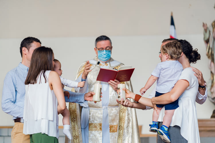 Baptême de deux enfants par un prêtre
