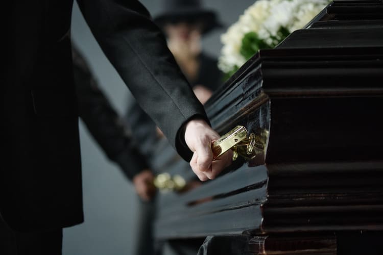 Fermeture du cercueil lors d'une cérémonie funéraire