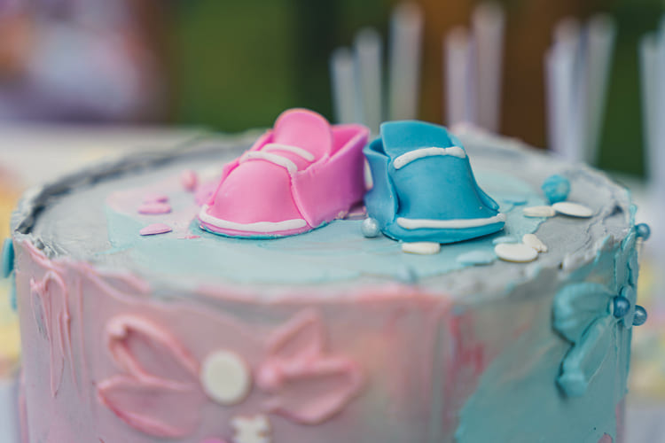 Gâteau de babyshower lors d'une gender reveal