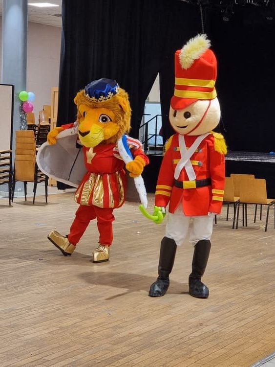 Mascottes d'anniversaire Lion et soldat casse noisette