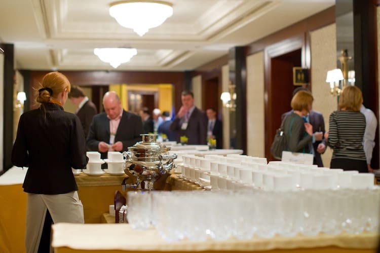Cocktail dinatoire lors d'une soirée d'entreprise