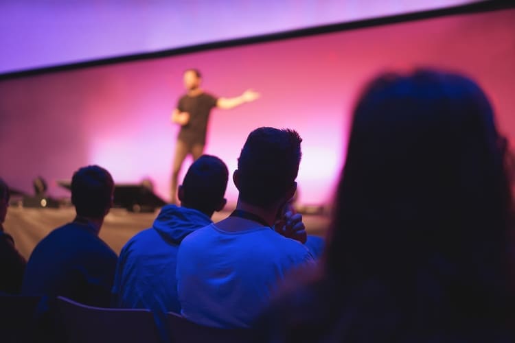Orateur lors d'une conférence