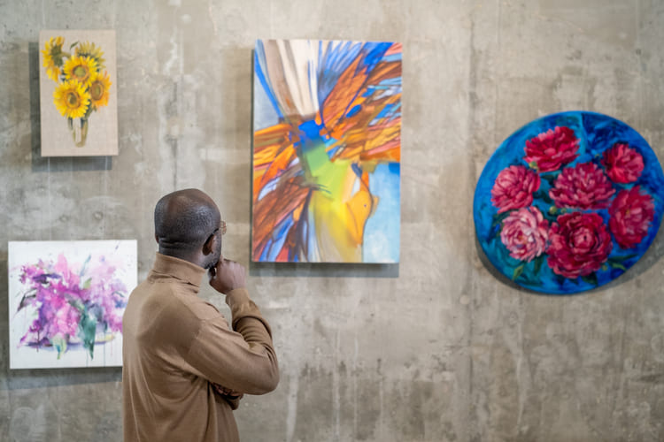 Prestation de décoration lors d'une exposition artistique